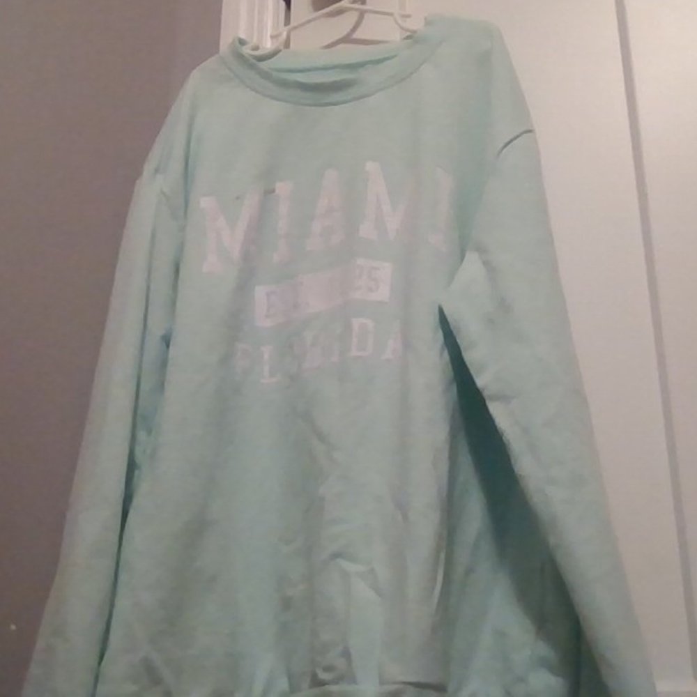 Light green crewneck sweatshirt from ROMWE